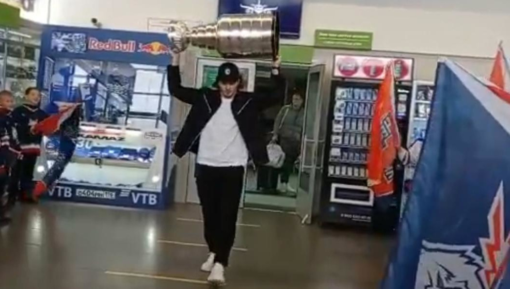 Хоккеиста встретили фанаты.