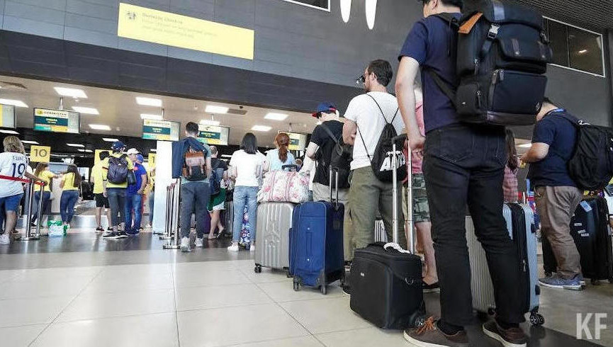 Пассажиров просят с пониманием отнестись к процедуре опроса пограничников на линии паспортного контроля.