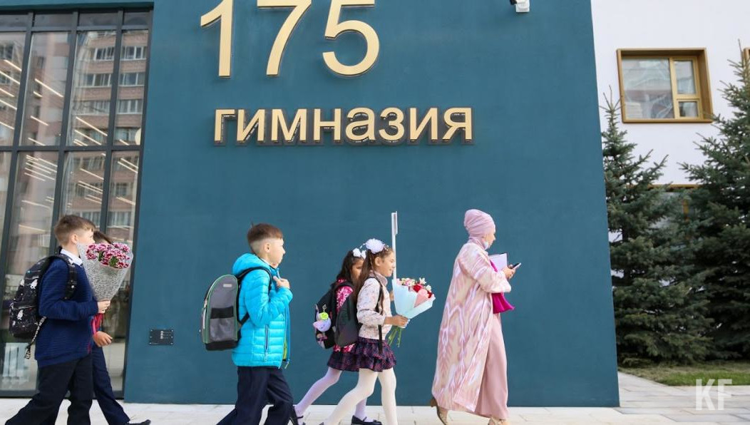 Множество людей решили помочь ученикам и сотрудникам.