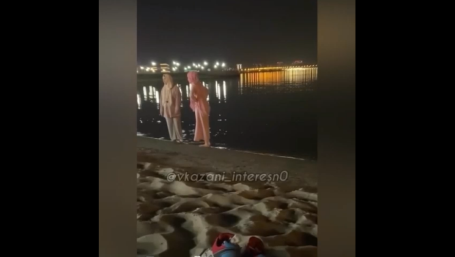 Оценивать других людей