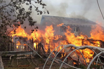 Огонь бушевал в трех близко расположенных друг к другу домах.
