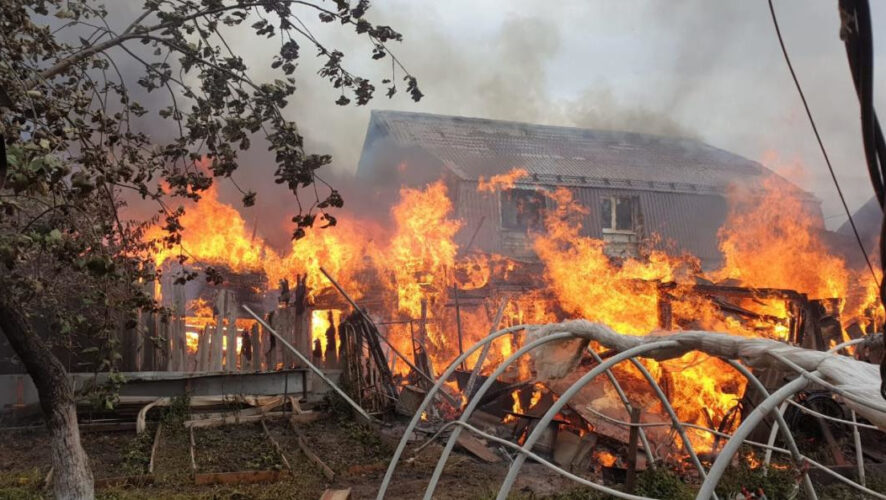 Огонь бушевал в трех близко расположенных друг к другу домах.