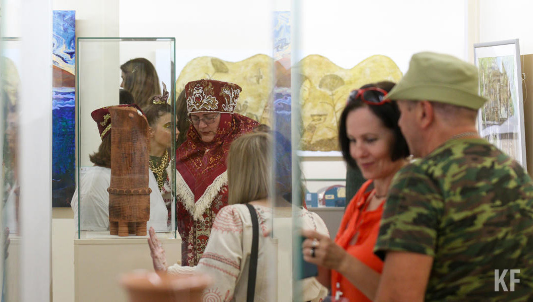 Выставка международных арт-проектов стала заключительным аккордом в симпозиуме «Операция «Реинтеграция». Диалог художников России: Донбасс и Елабуга». Мастера кисти поделились с жителями и журналистами работами