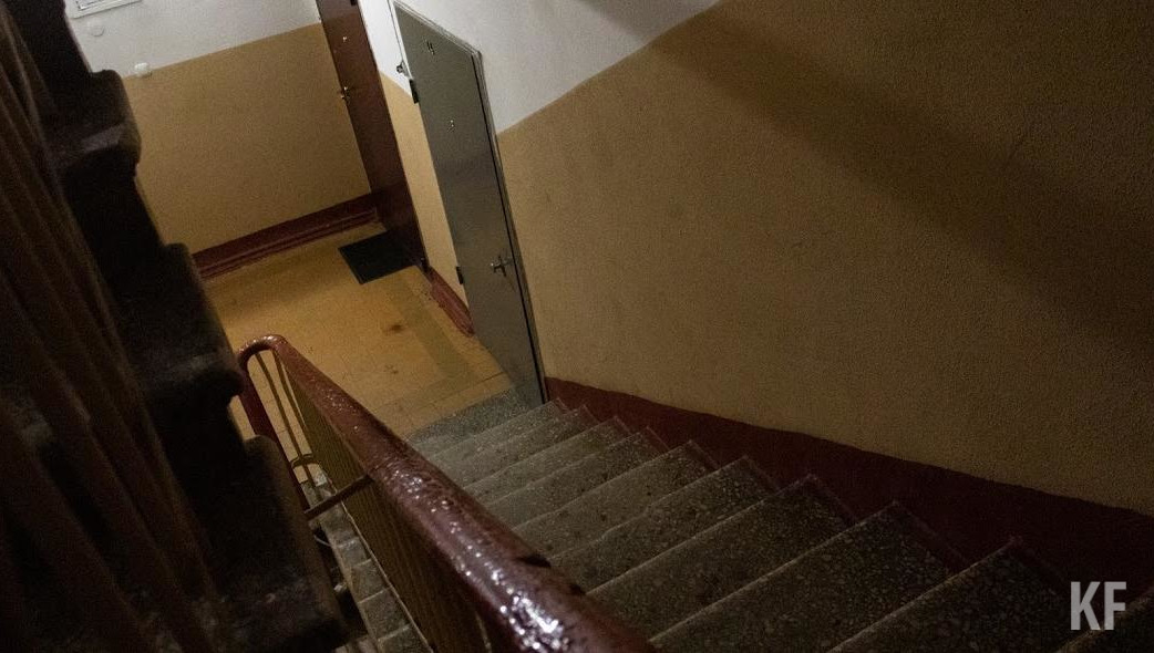 Квартиру собираются брать штурмом.