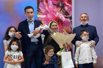 Президент Татарстана отметил вклад молодых супругов в повышение демографии.