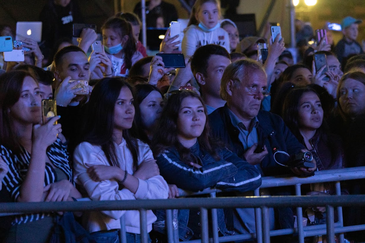временами на грани конфликта. Но и проблем сейчас хватает. Однако почему-то не все готовы проявлять инициативу в их решении. Есть те