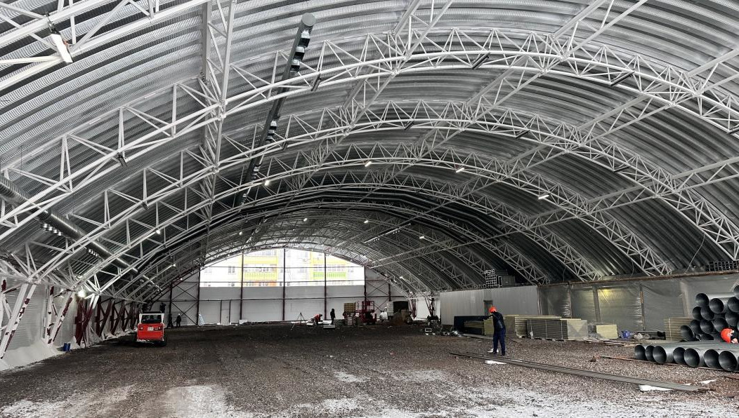 Спортсмены смогут тренироваться и играть в любое время года в комфортных условиях.