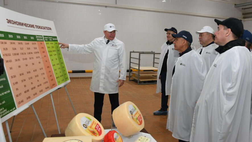 Глава республики также посетил сельскохозяйственные производства.