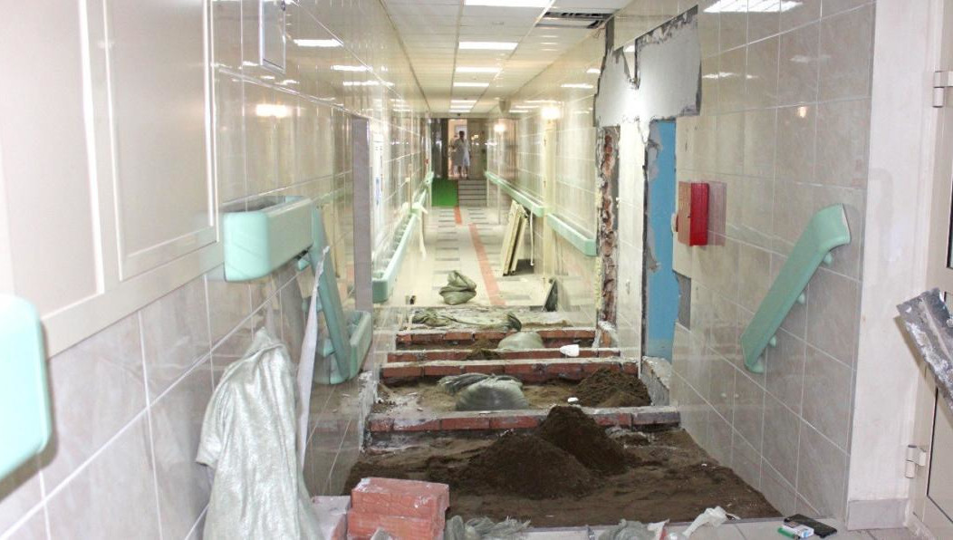 Рабочие займутся перепланировкой помещений.