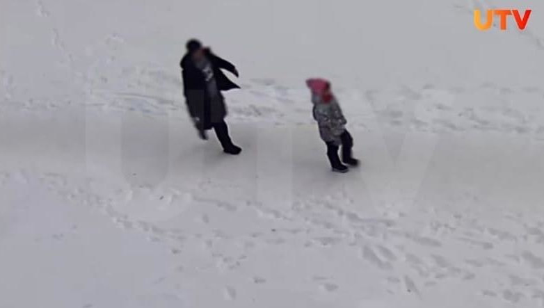 Он хватал ребенка за шапку и догонял