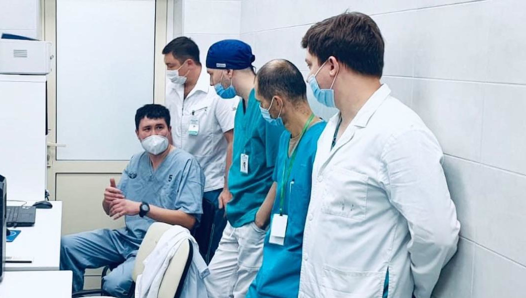 Пенсионерке лечили легкие через прокол в бедре.