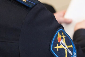 Сотрудники Росгвардии доставили подозреваемого в отдел полиции.