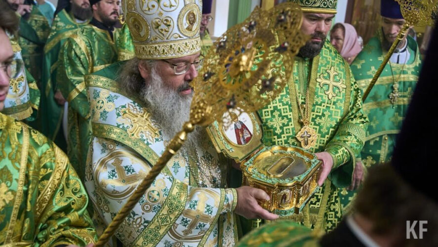 У прихожан храма преподобного Серафима Саровского и всех православных праздник - ковчег с мощами Сергия Радонежского был принесен в Казань. Святыня пробудет в столице Татарстане два дня