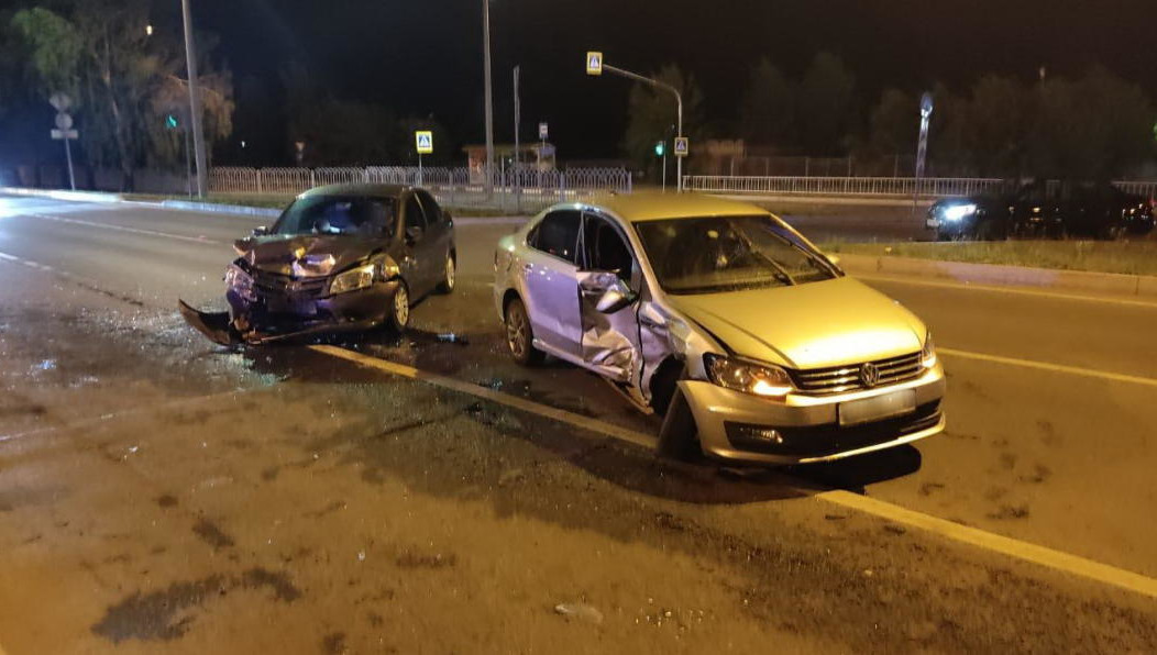 Авария на пересечении проспектов Чулман и Автозаводский произошла этой ночью.