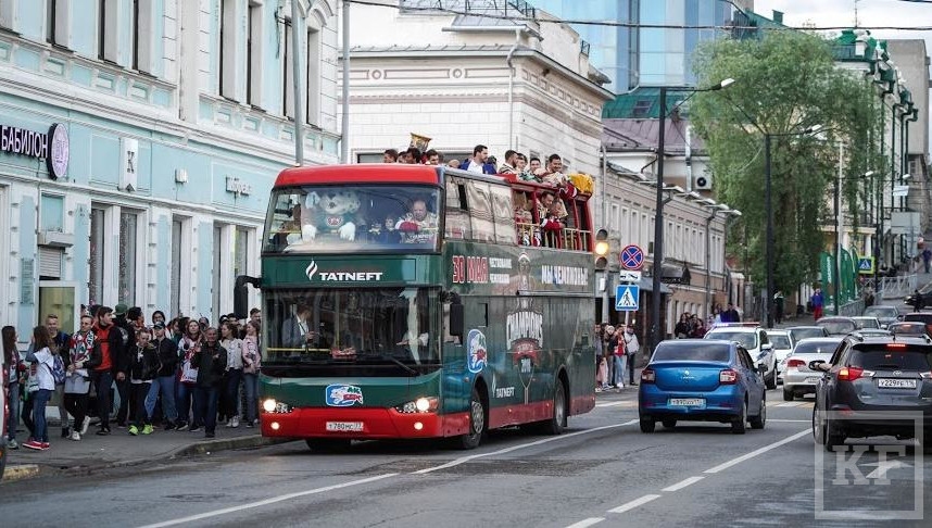 Маршрут двухэтажного автобуса проложен через пять баров Казани.