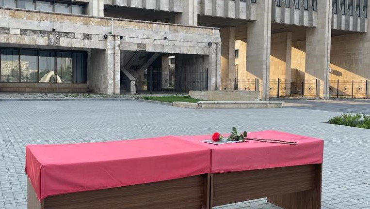 Горожане смогут возложить цветы и зажечь свечи.