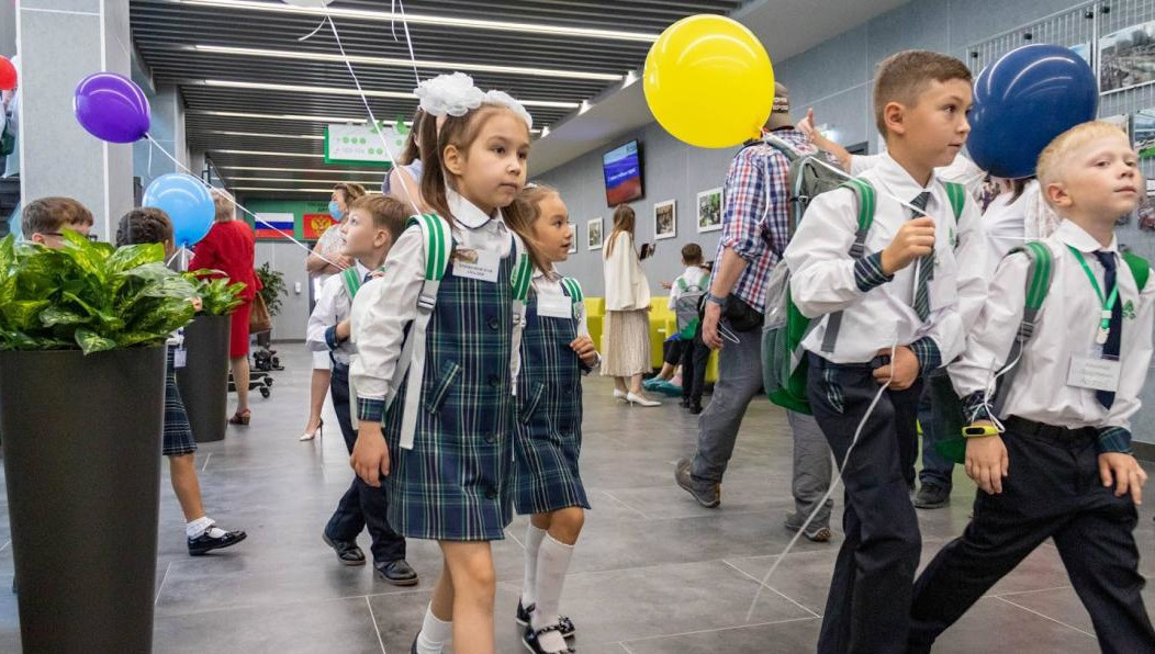 В 2024 году школьников могут начать целенаправленно учить патриотизму. Но механизм этого до сих пор не слишком понятен. Татарстанские политики в целом поддерживают эту идею