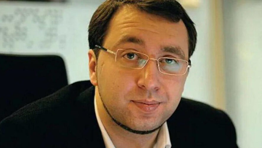 Мужчина вместе&nbsp;с друзьями и женой собирались пересечь реку на двух вездеходах.