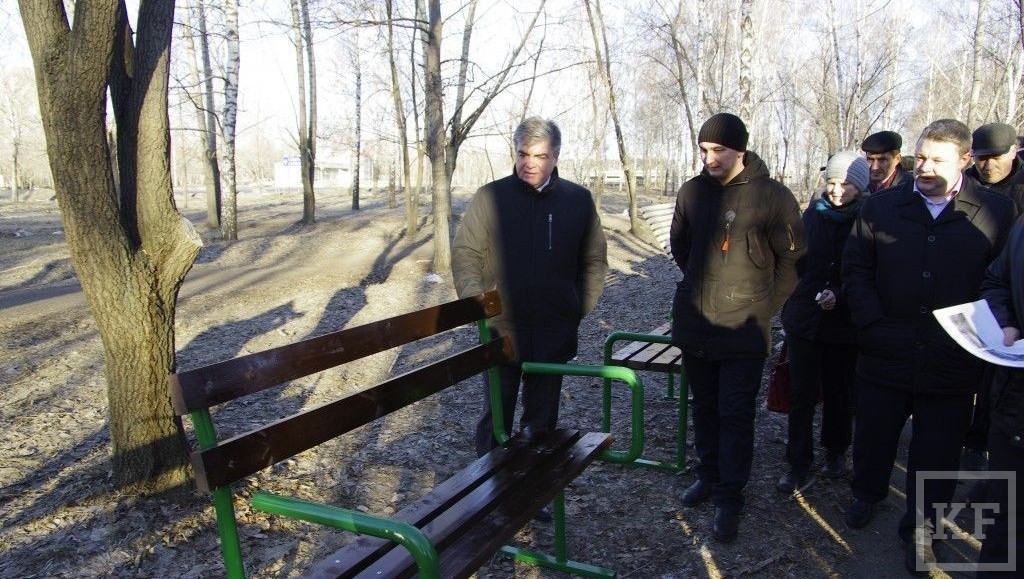 Главе исполкома Наилю Магдееву предложили не ограничиваться выставкой скамеек в городских  парках