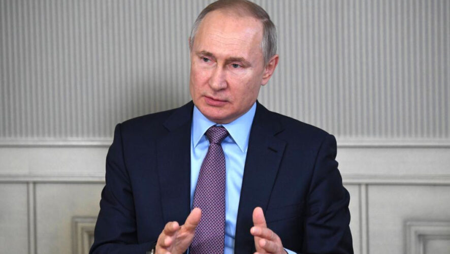 Президент России в режиме видеоконференции провел встречу с социальными работниками.
