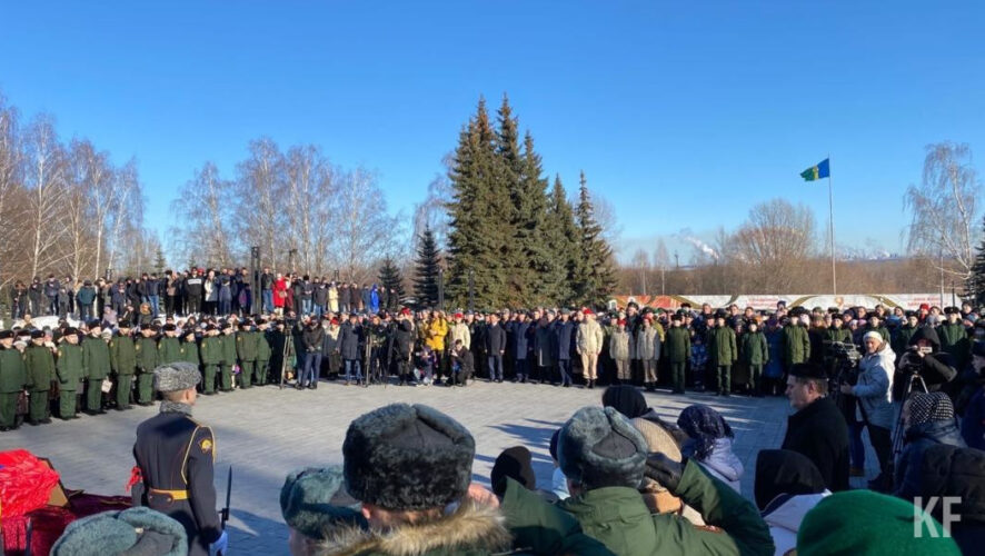 В эти минуты проходит памятный митинг.