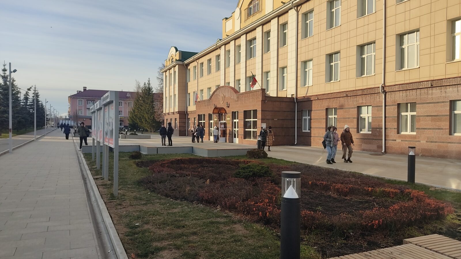 начинают ли они уже вводить ограничительные меры для студентов или еще нет. А также выяснили