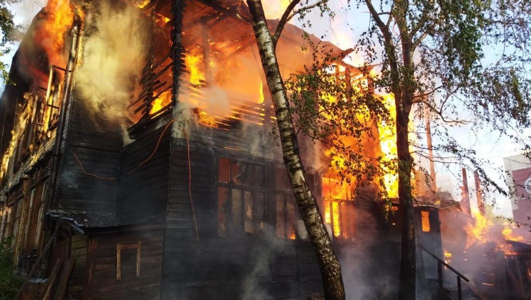 Росгвардейцы вывели из строения маргинала