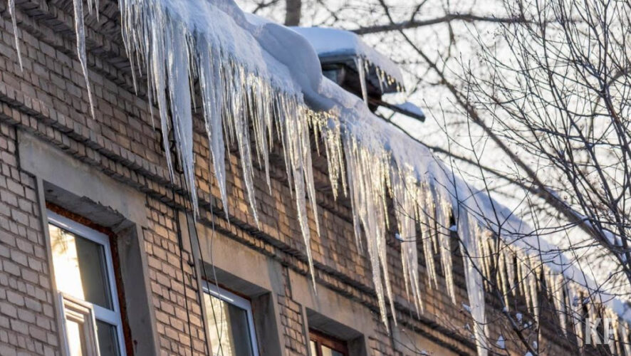 Рухнувшая глыба сломала женщине ребра. Пострадавшая также получила ушиб легких.