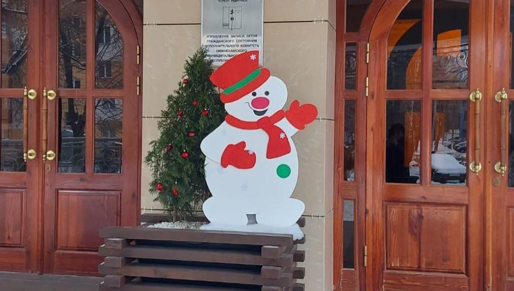 Неизвестные сорвали гирлянды с перил