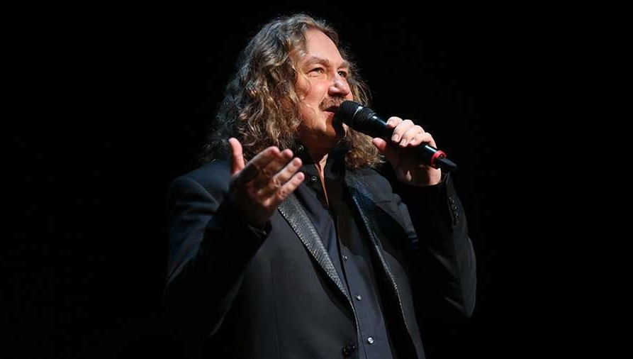 Певец находится в блоке интенсивной терапии.