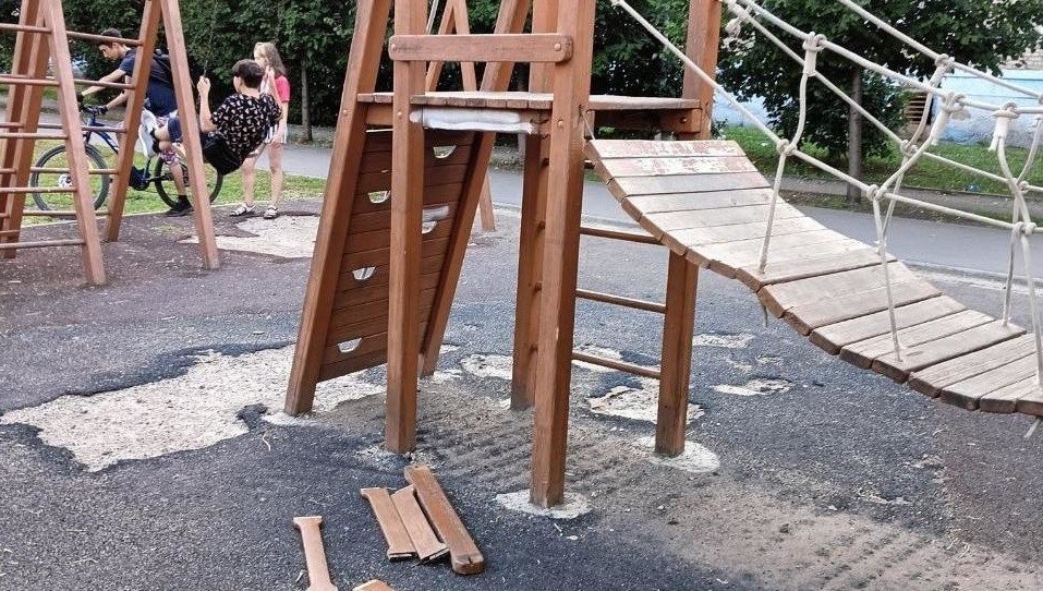 Коммунальщики приводят территорию после неизвестных в порядок.