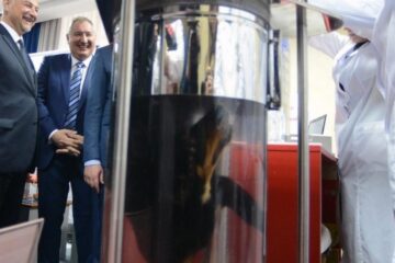 Дмитрий Рогозин показал на встрече президенту Сербии Александру Вучичу жидкость