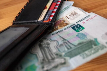 Молодая женщина хотела стать косметологом.