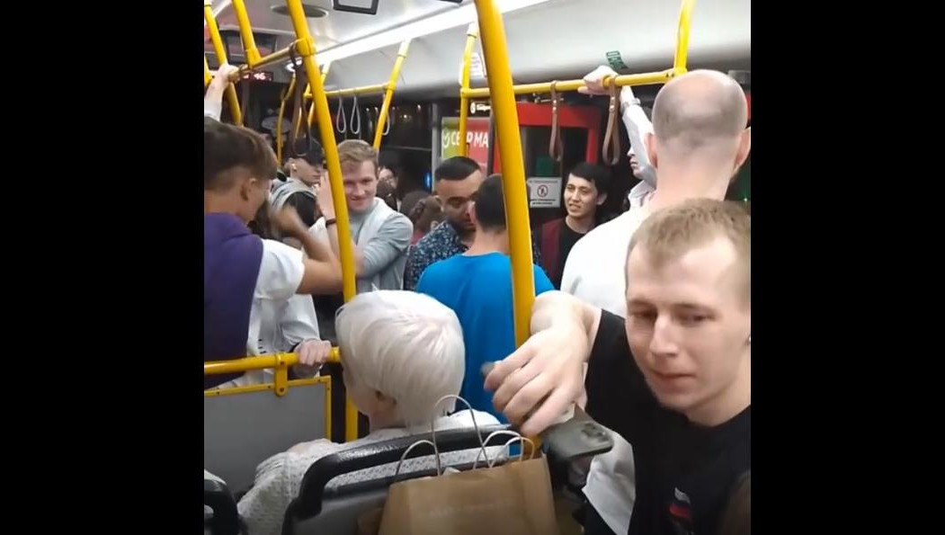 Нагрубив пассажирам в ответ