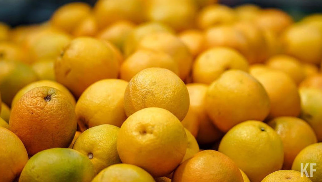 Вес и окрас играет огромную роль в выборе фрукта.