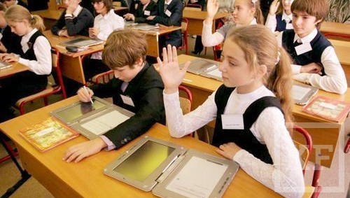 «Справедливая Россия» во главе с Сергеем Мироновым внесла в Госдуму законопроект об установлении обязательной пятидневной учебной недели для школьников с первого по девятый класс. В настоящее время режим работы по