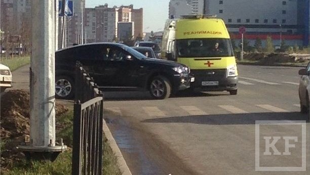 Сегодня в Казани около 11:45 на улице Сибгата Хакима  столкнулись BMW x6 и машина скорой помощи