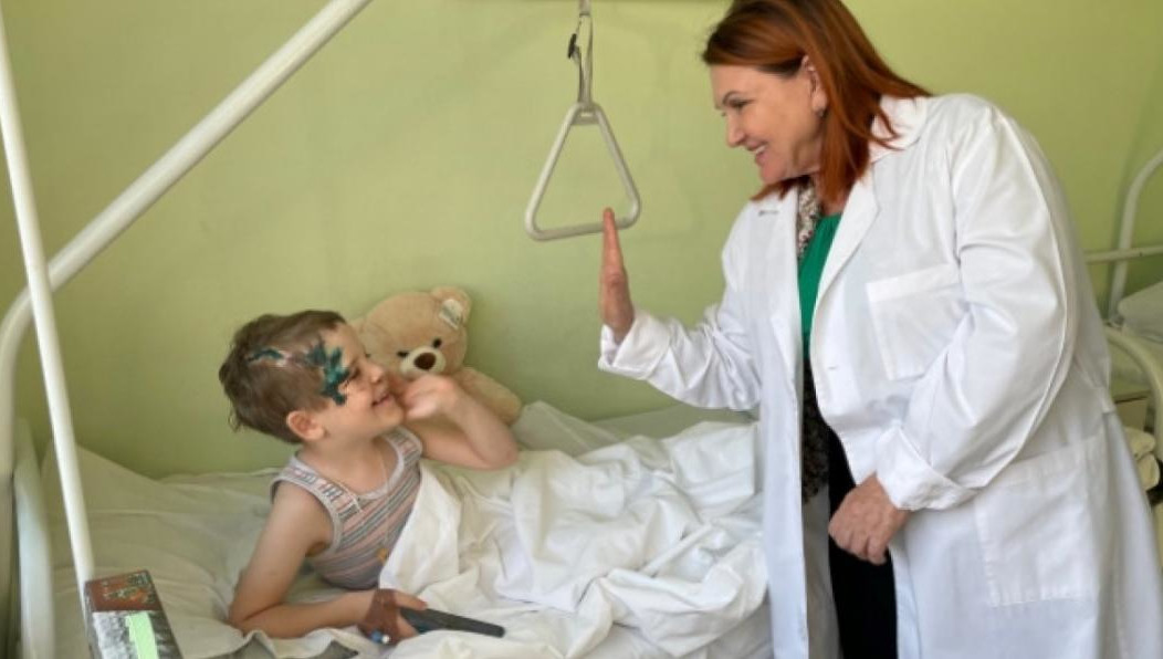 Ребенка перевели в отделении травматологии.