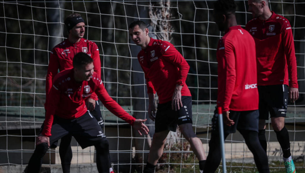 Команда готовится сыграть с клубами РПЛ. Спортивный обозреватель KazanFirst Артур Еникеев в эти дни находится в Белеке и видит жизнь клуба на расстоянии вытянутой руки.