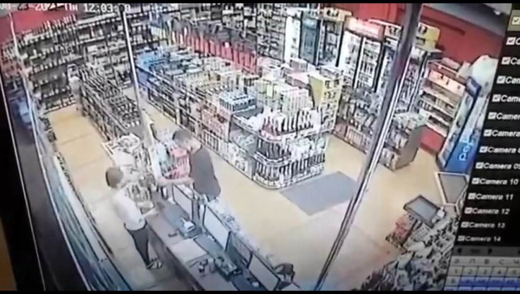 Добычей молодчика стала бутылка с алкоголем.