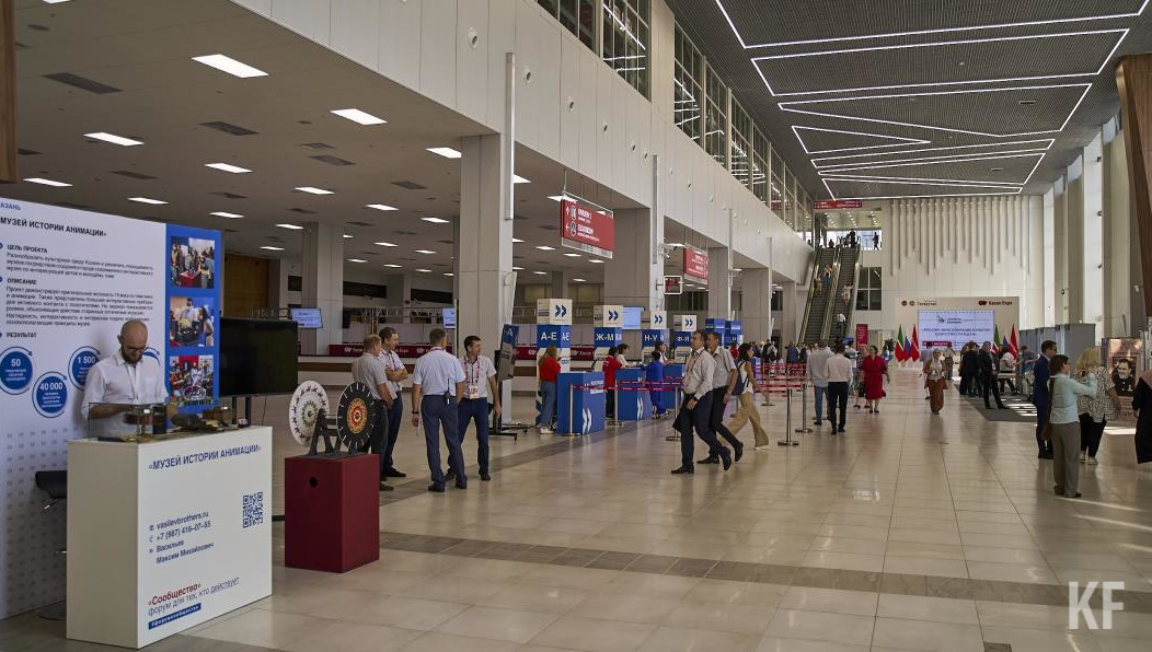 Однако служба безопасности не обнаружила у него бомбу и оружие.