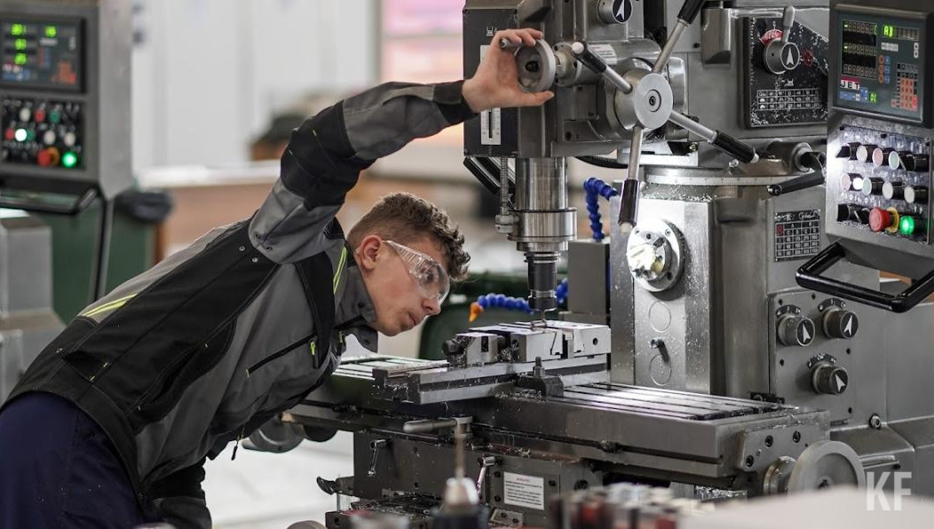 В качестве решения проблемы дефицита кадров на предприятиях республики министр заявил