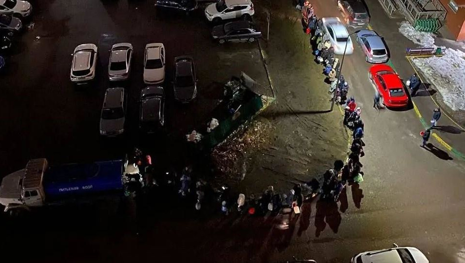 Она пропала в 135 многоквартирных и 4 890 частных жилых домах.