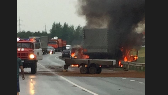 На трассе М-7 в республике столкнулись грузовик и «буханка». В результате ДТП машины загорелись.
