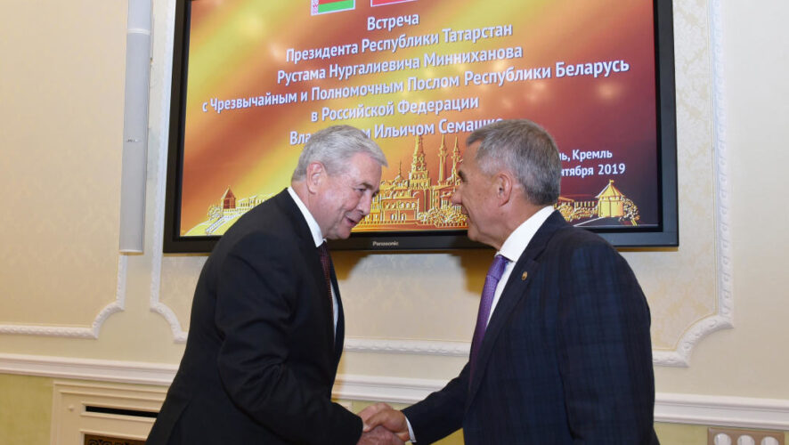 Президент республики встретился с послом страны в России Владимиром Семашко.
