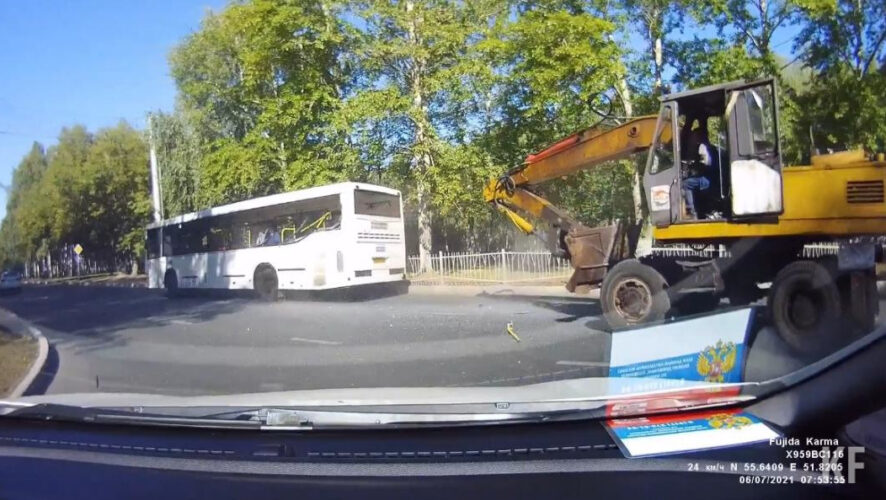 Момент ДТП попал на видеорегистратор.