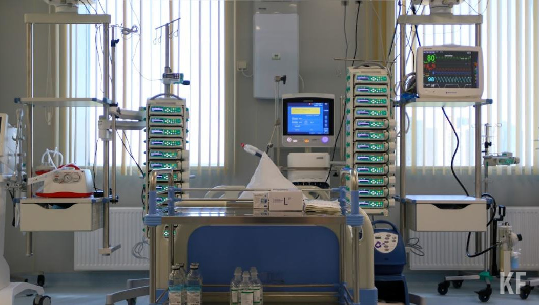 Поток больных «Омикроном» может поломать систему медицинских услуг России.