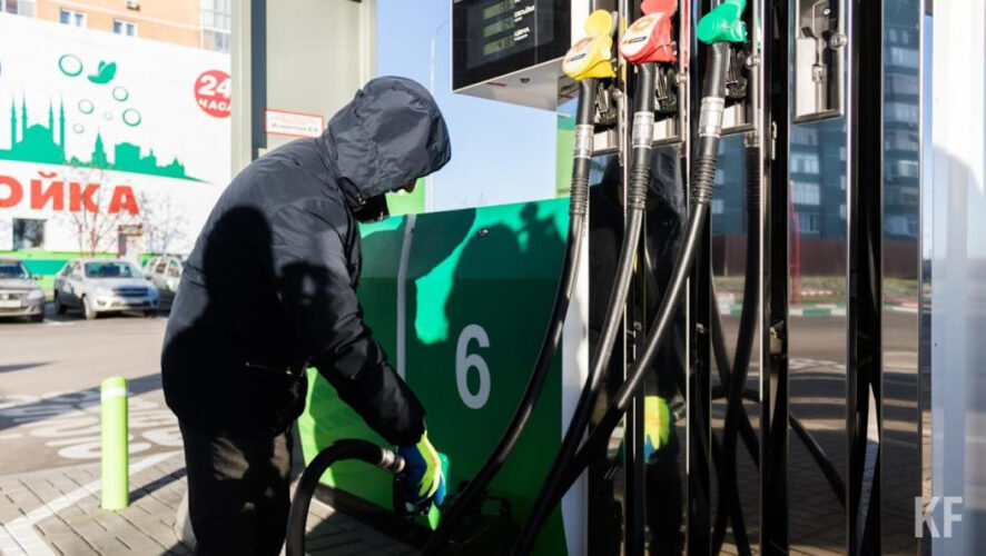 Топливо в России может подешеветь на 3-4 рубля за литр.