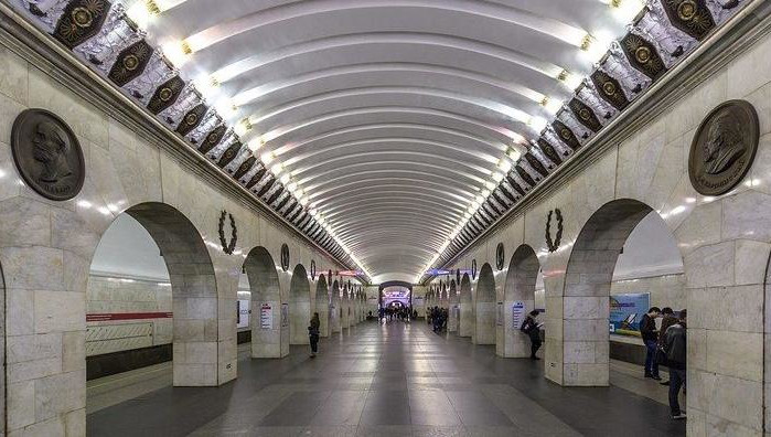 Сотрудники метрополитена приняли роды у женщины прямо на платформе.