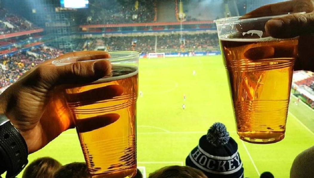 В Правительстве внесут поправки в законопроект о продаже пива на стадионах.